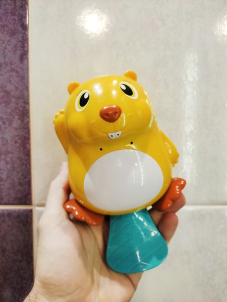 Іграшка плаваюча для ванної Hola Toys Бобер для купання, з бризканням та підсвічуванням 8102 фото