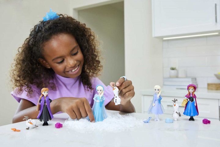 Набір з міні лялькою Disney Princess Snow Color Reveal Принцеса Дісней Крижане серце 12см, змінює колір, (в асортименті) HMB83 фото