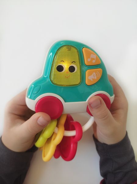 Погремушка Hola Toys Машинка с ключиками, подсветкой, мелодиями, звуками автомобиля и грызунком (E 8996) E 8996 фото
